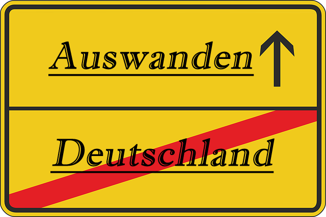 Ortsausgangsschild, gelb. Obere Hälfte, Wort Auswandern, unterstrichen, rechts daneben Pfeil nach oben. Unter Hälfte, Wort Deutschland, unterstrichen, rot quer durchgestrichen. Bild als Synonym dafür, dass Deutschland verlassen wird und ein neuer Lebensmittelpunkt angenommen wird. Und auf dieser Seite folgen nun Tipps und Tricks für Auswanderer.