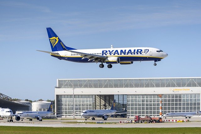 Bild, Flugzeug von Ryanair beim Anflug auf einen Flughafen.